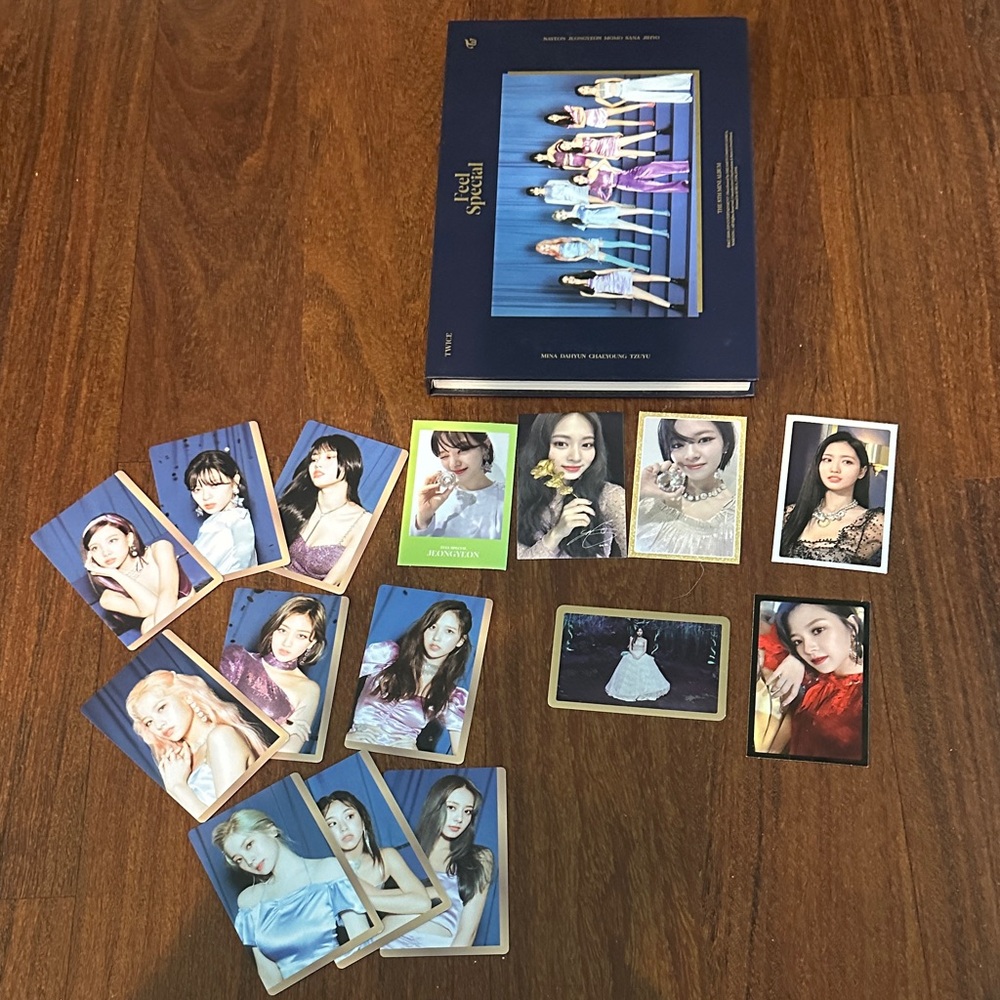 TWICE Feel Special Album + preorder photo cards - Picture 2 of 7